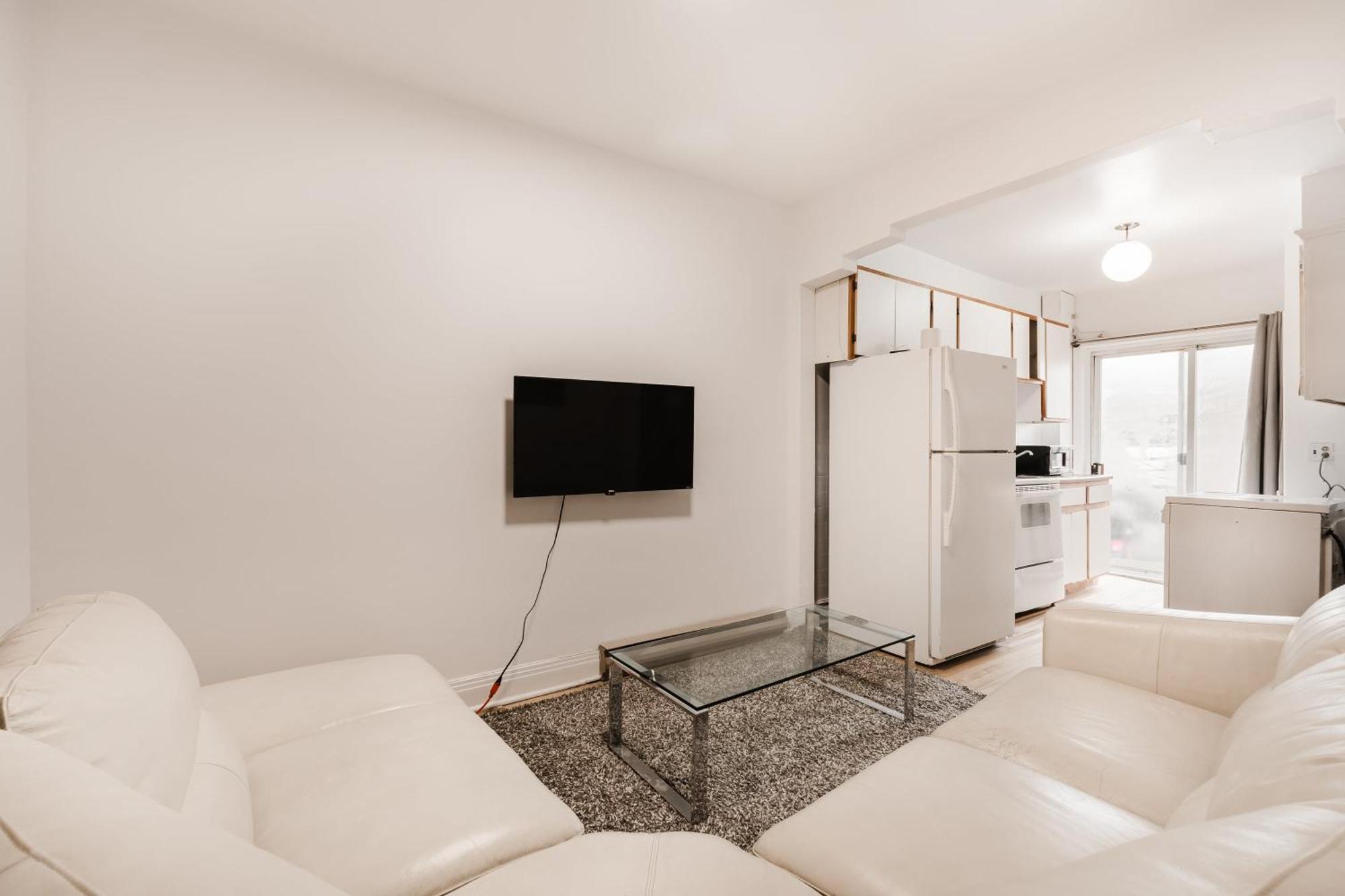 One Bedroom With Balcony - 2159-03 Montréal